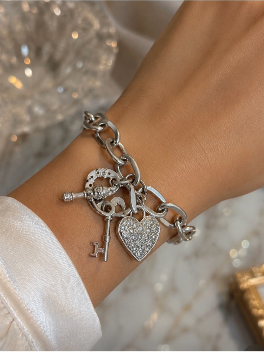 ✨ Silver Tone Heart & Key Charm Bracelet ✨